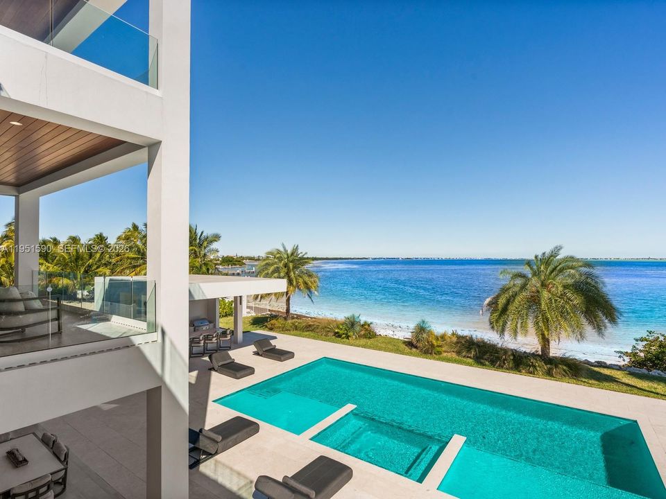 Recently Sold: $5,900,000 (5 beds, 4 baths, 3580 Square Feet)