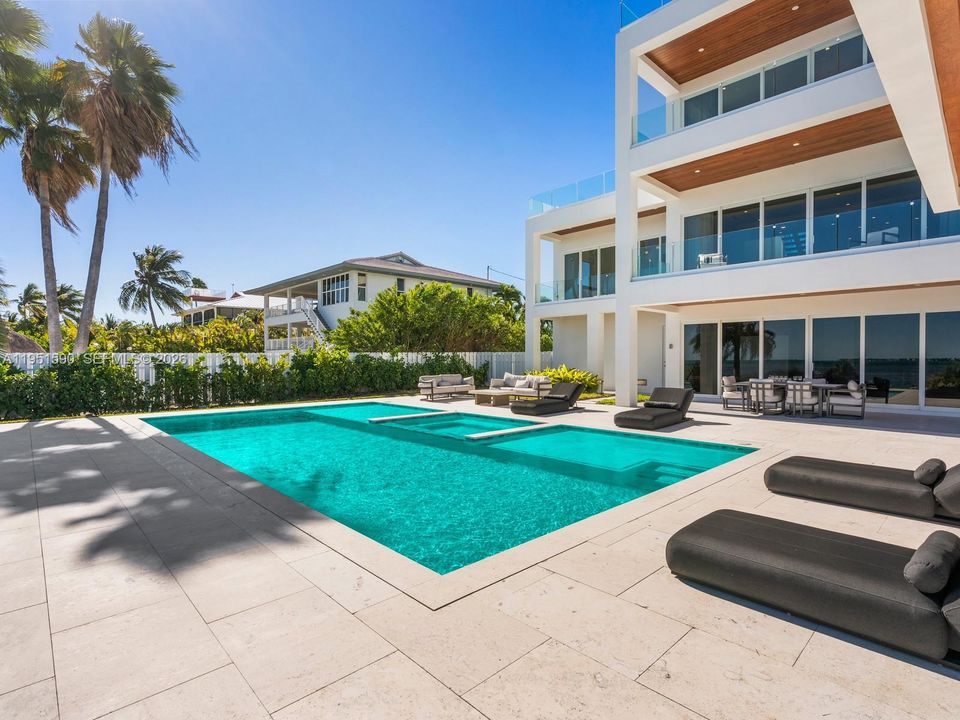 Recently Sold: $5,900,000 (5 beds, 4 baths, 3580 Square Feet)