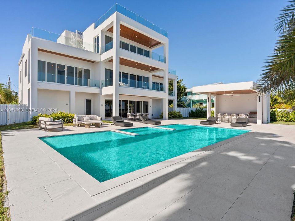 Recently Sold: $5,900,000 (5 beds, 4 baths, 3580 Square Feet)