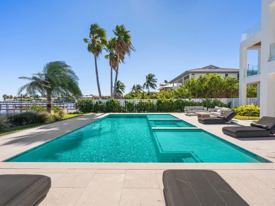 Recently Sold: $5,900,000 (5 beds, 4 baths, 3580 Square Feet)