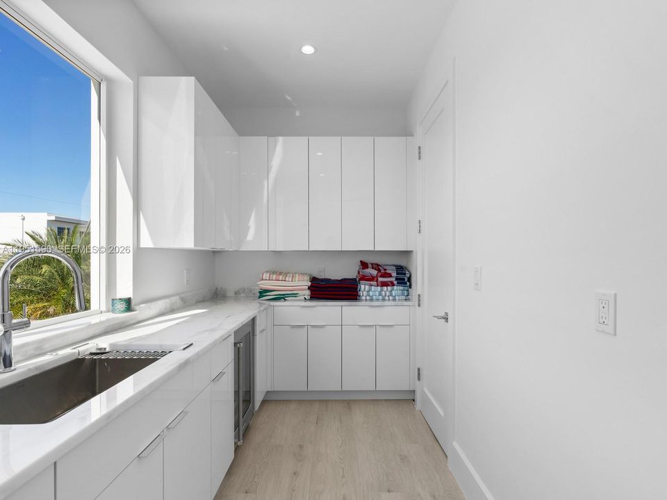 Recently Sold: $5,900,000 (5 beds, 4 baths, 3580 Square Feet)