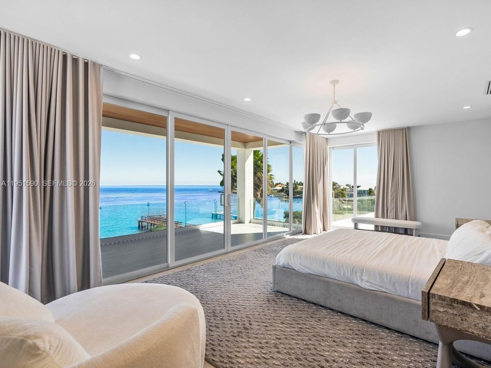 Recently Sold: $5,900,000 (5 beds, 4 baths, 3580 Square Feet)