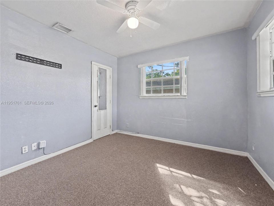 For Sale: $399,000 (3 beds, 1 baths, 888 Square Feet)
