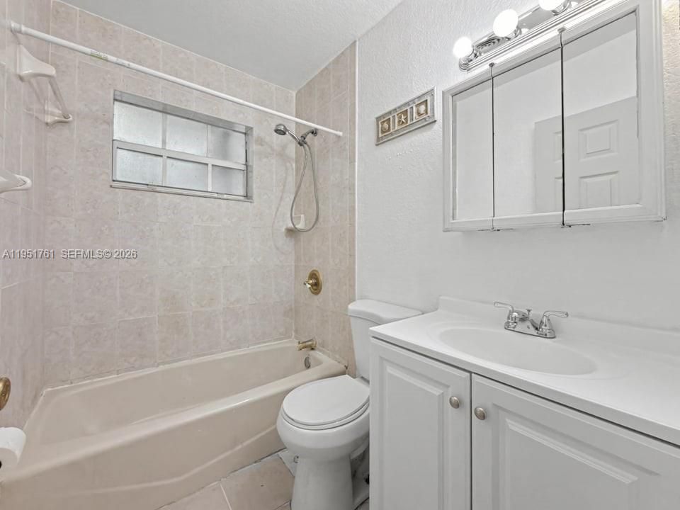 For Sale: $399,000 (3 beds, 1 baths, 888 Square Feet)
