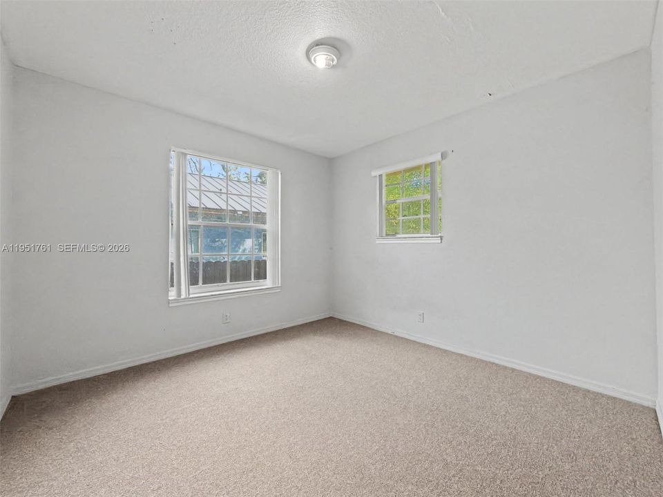 For Sale: $399,000 (3 beds, 1 baths, 888 Square Feet)