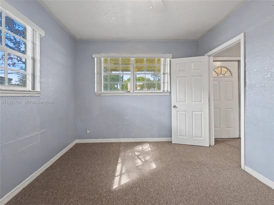 For Sale: $399,000 (3 beds, 1 baths, 888 Square Feet)