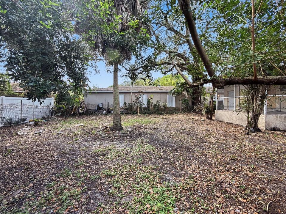 For Sale: $399,000 (3 beds, 1 baths, 888 Square Feet)