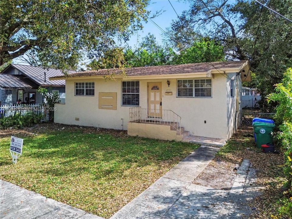 For Sale: $399,000 (3 beds, 1 baths, 888 Square Feet)