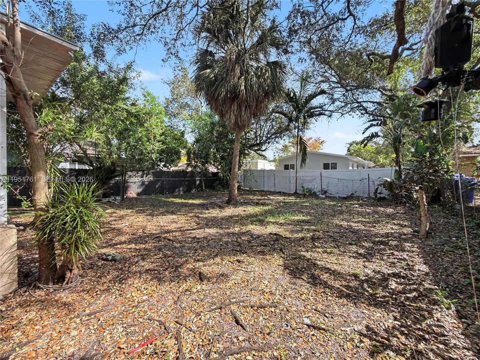 For Sale: $399,000 (3 beds, 1 baths, 888 Square Feet)