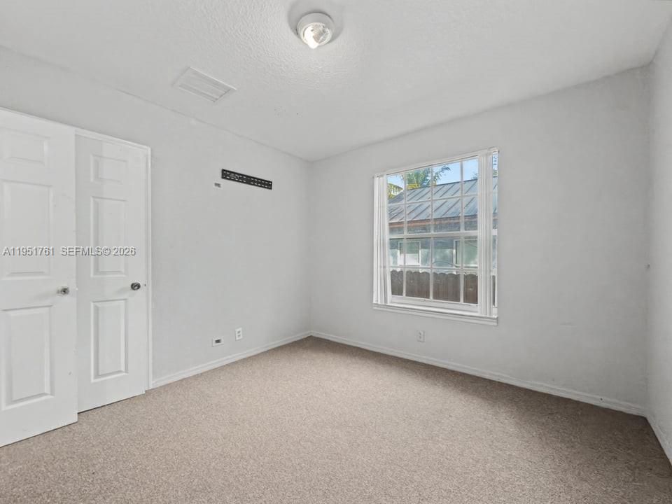 For Sale: $399,000 (3 beds, 1 baths, 888 Square Feet)