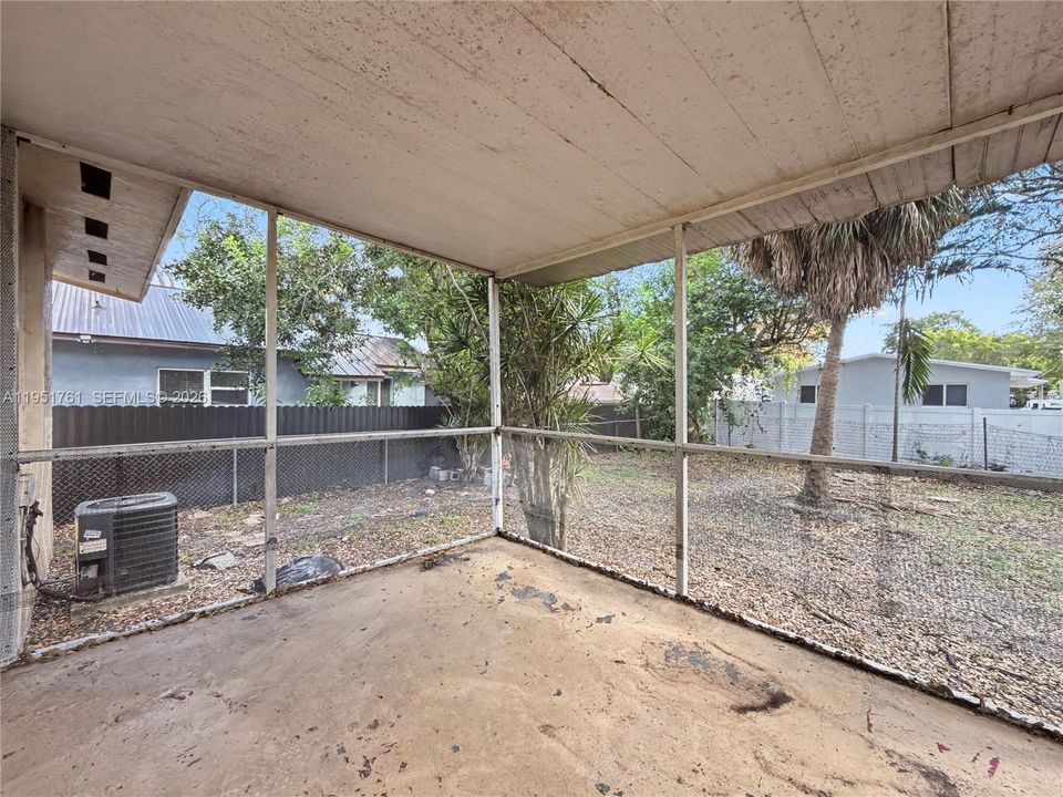 For Sale: $399,000 (3 beds, 1 baths, 888 Square Feet)