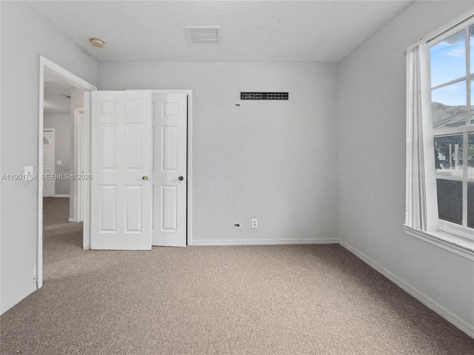 For Sale: $399,000 (3 beds, 1 baths, 888 Square Feet)