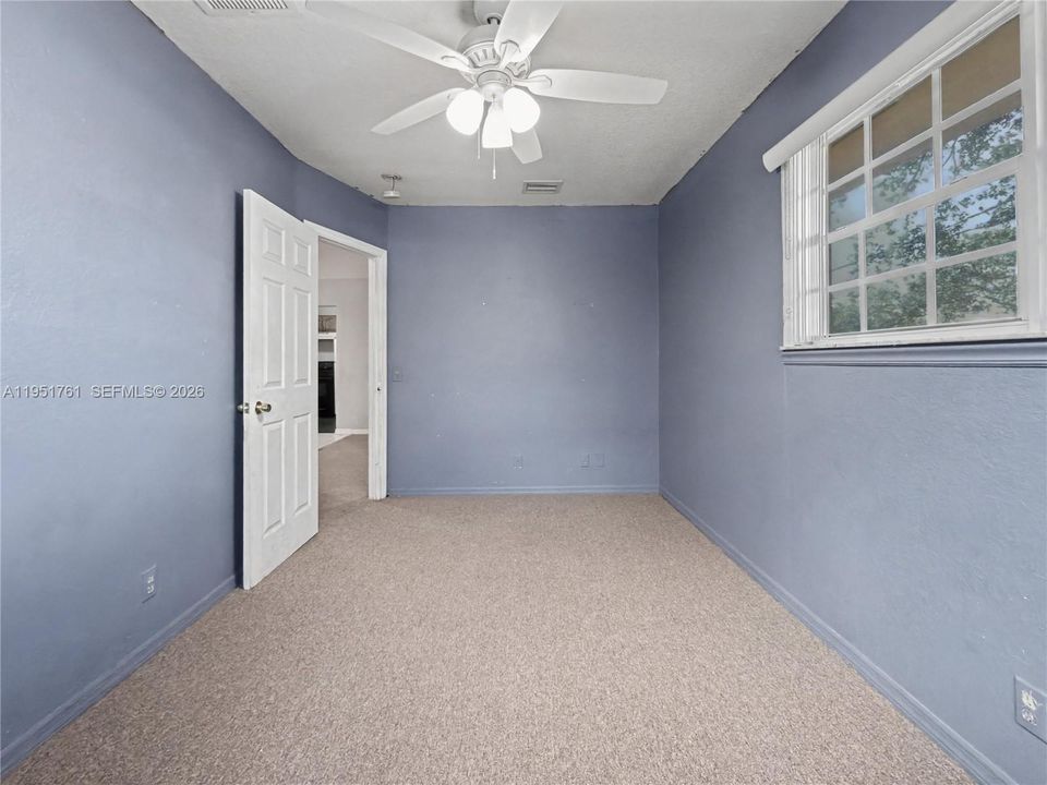 For Sale: $399,000 (3 beds, 1 baths, 888 Square Feet)