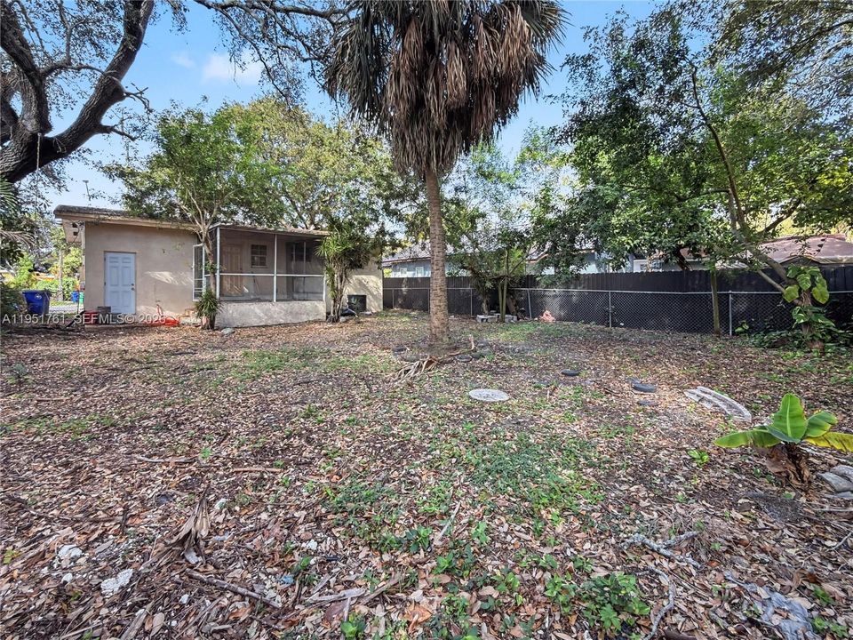 For Sale: $399,000 (3 beds, 1 baths, 888 Square Feet)