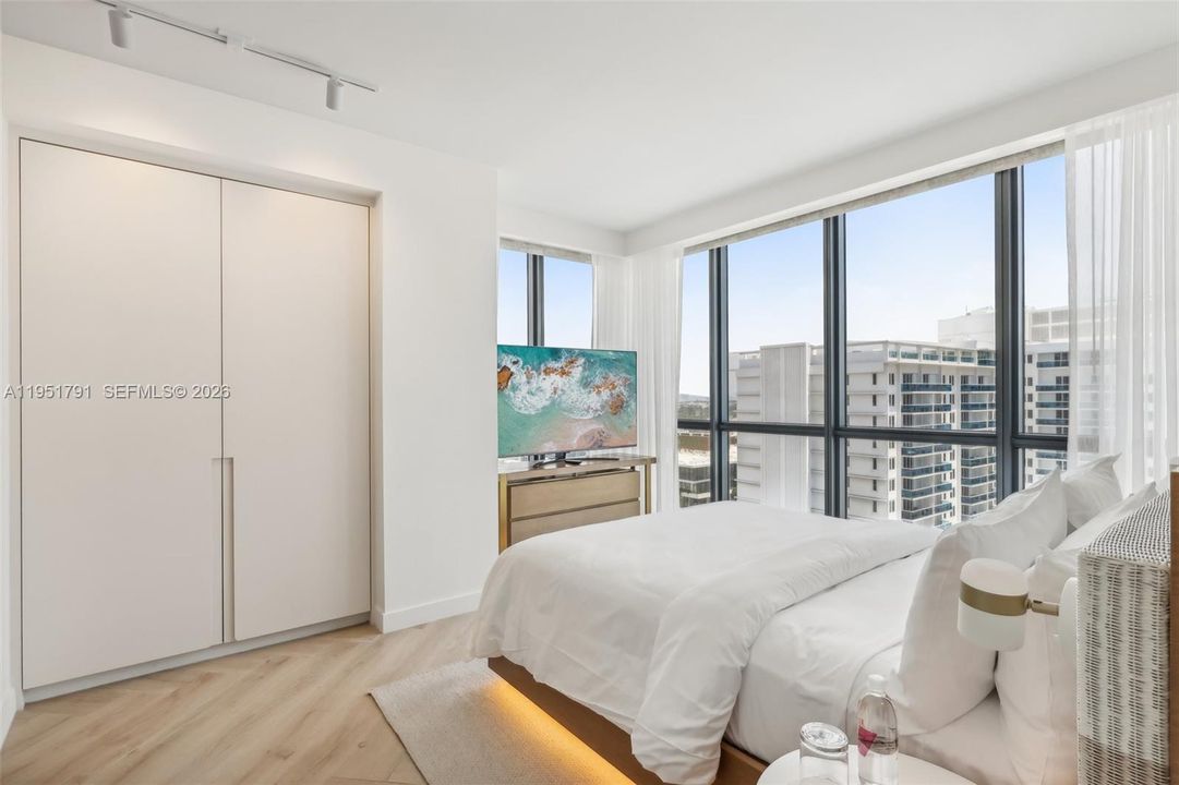 For Sale: $3,750,000 (2 beds, 2 baths, 1287 Square Feet)