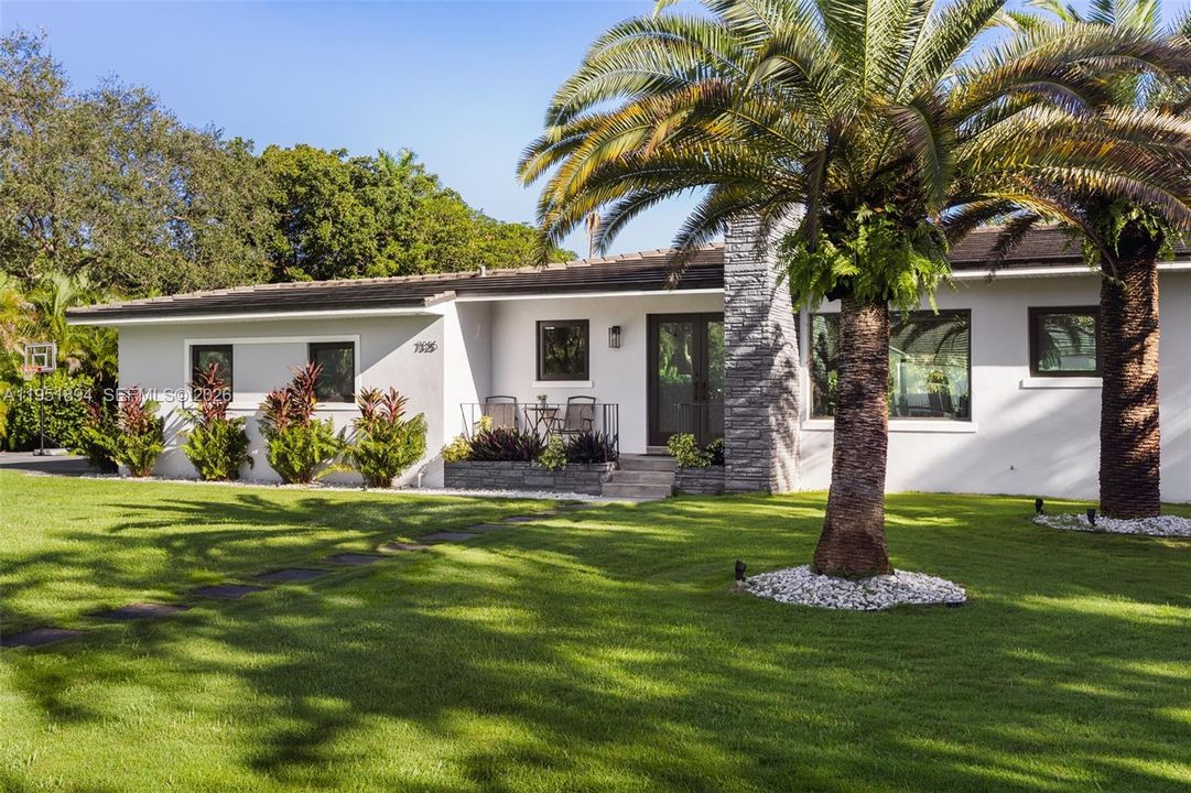 For Sale: $3,900,000 (1.05 acres)