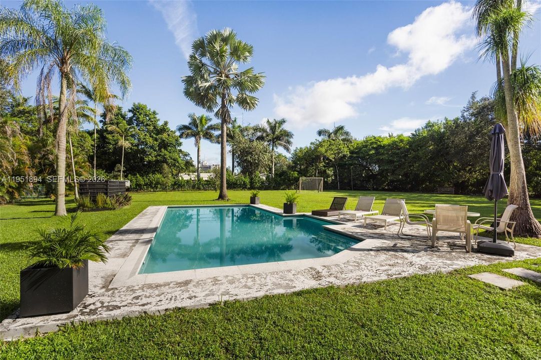 For Sale: $3,900,000 (1.05 acres)