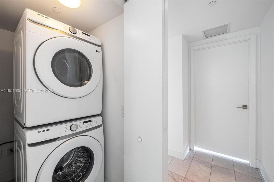 Active With Contract: $1,900,000 (3 beds, 3 baths, 1634 Square Feet)