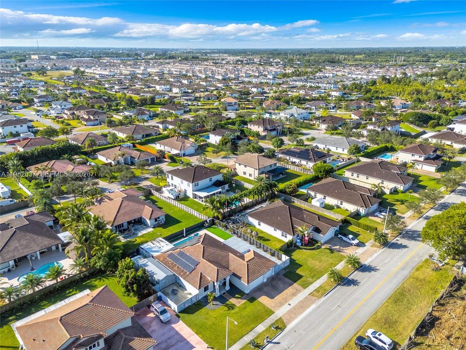 Недавно продано: $995,000 (5 спален, 3 ванн, 2275 Квадратных фут)
