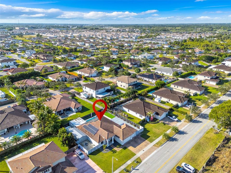 Недавно продано: $995,000 (5 спален, 3 ванн, 2275 Квадратных фут)