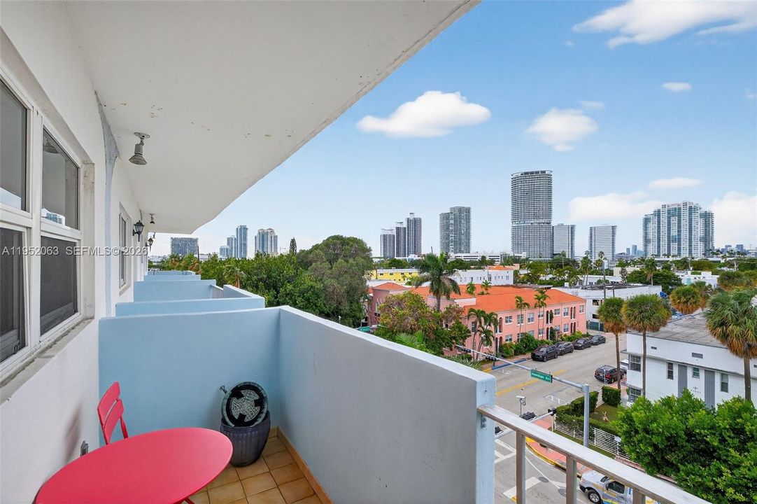 Active With Contract: $549,000 (2 beds, 2 baths, 1320 Square Feet)