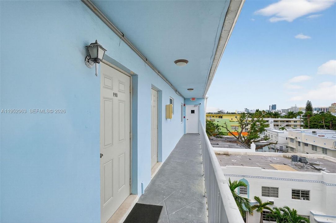 Active With Contract: $549,000 (2 beds, 2 baths, 1320 Square Feet)