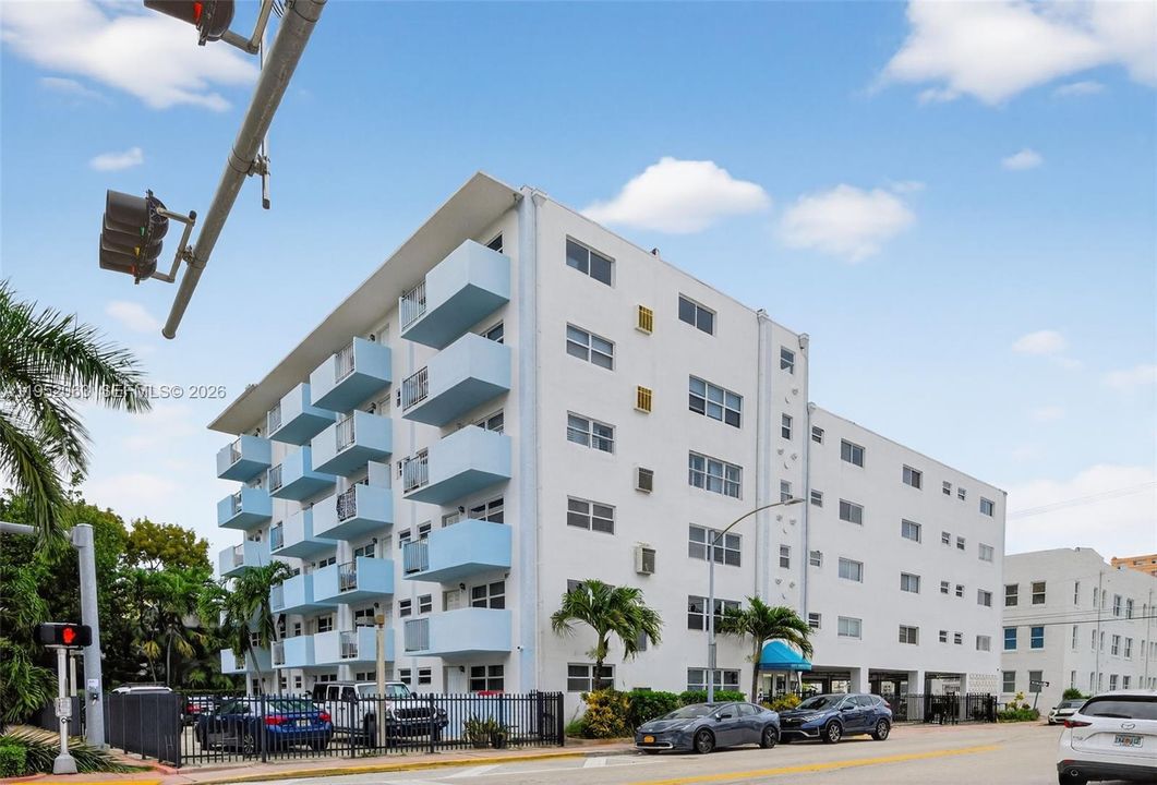 Active With Contract: $549,000 (2 beds, 2 baths, 1320 Square Feet)