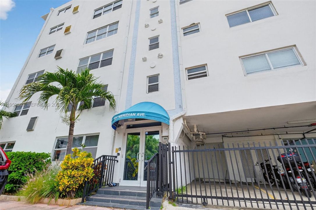 Active With Contract: $549,000 (2 beds, 2 baths, 1320 Square Feet)