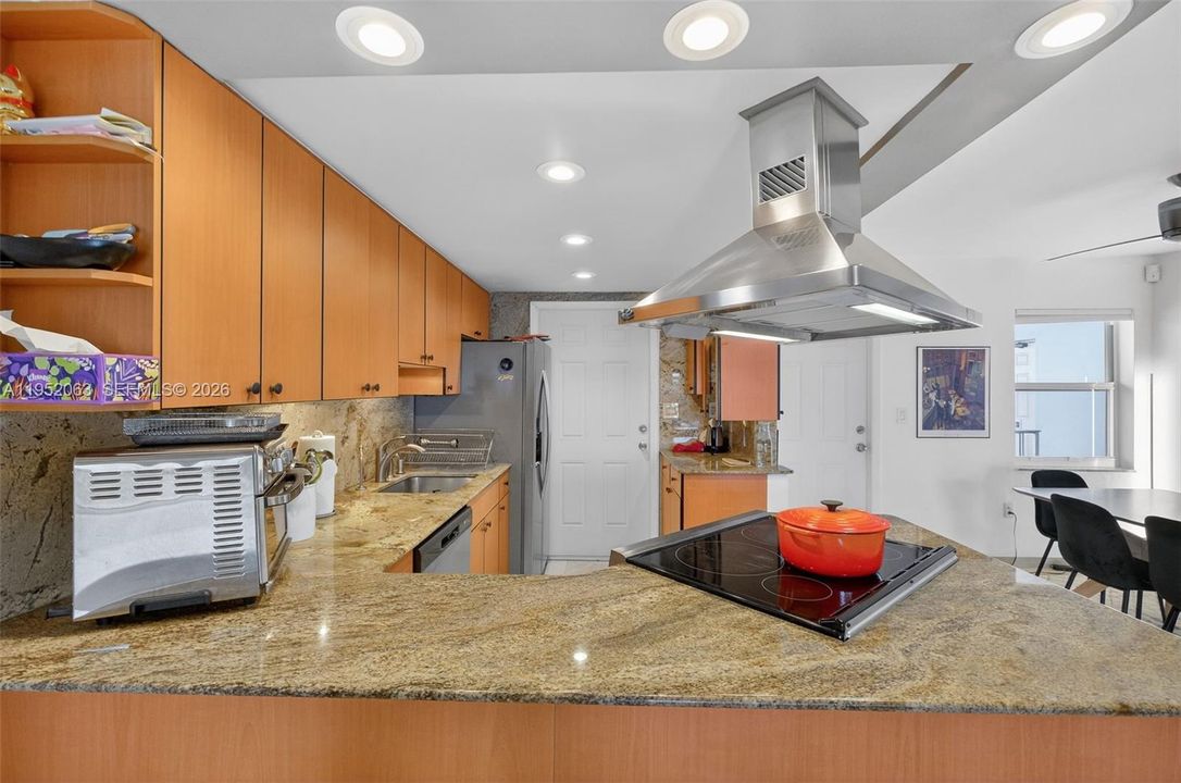 Active With Contract: $549,000 (2 beds, 2 baths, 1320 Square Feet)