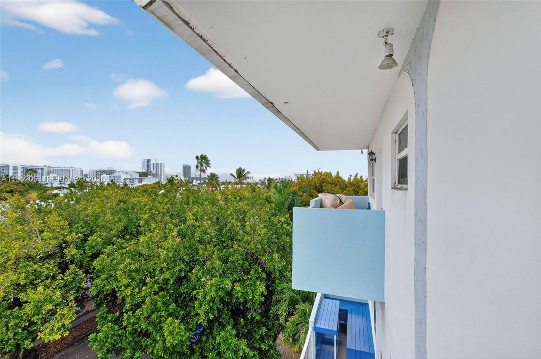 Active With Contract: $549,000 (2 beds, 2 baths, 1320 Square Feet)