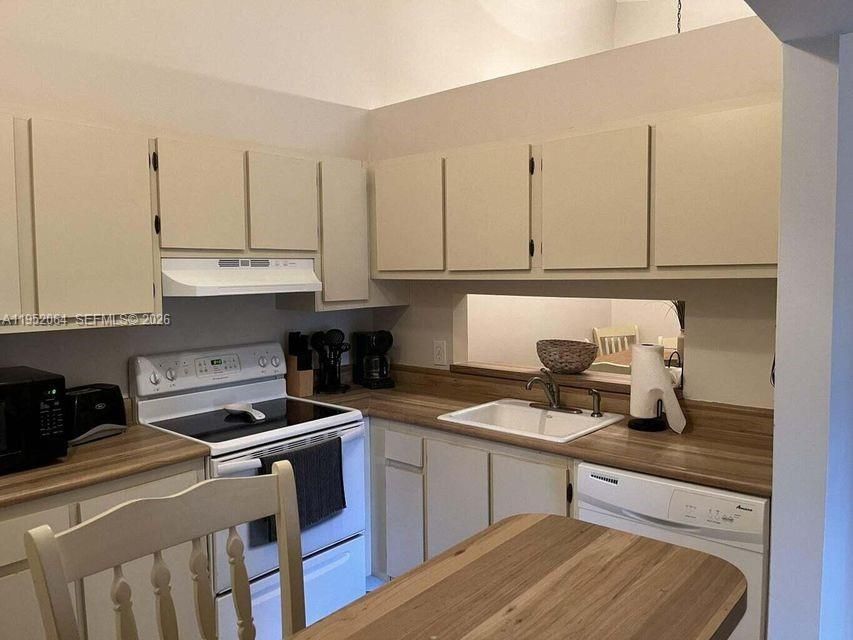 For Rent: $2,800 (2 beds, 2 baths, 980 Square Feet)