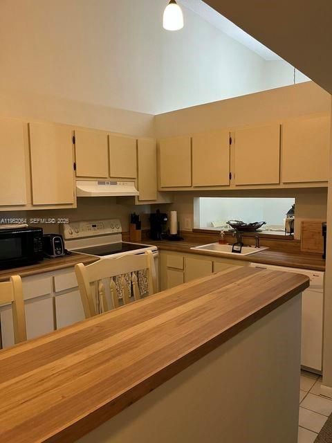 For Rent: $2,800 (2 beds, 2 baths, 980 Square Feet)