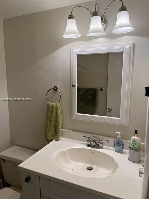 For Rent: $2,800 (2 beds, 2 baths, 980 Square Feet)