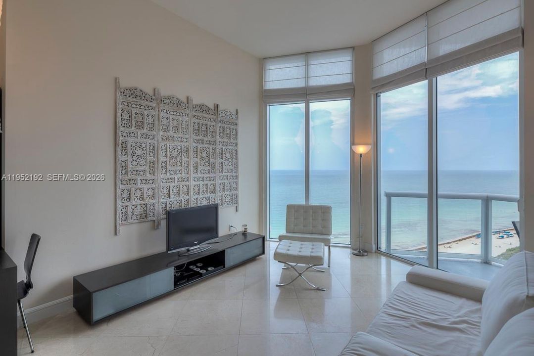 For Sale: $795,000 (1 beds, 1 baths, 667 Square Feet)