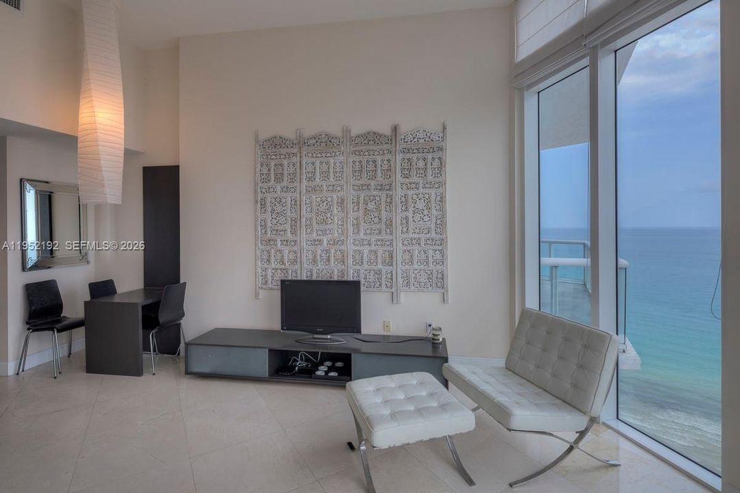 For Sale: $795,000 (1 beds, 1 baths, 667 Square Feet)