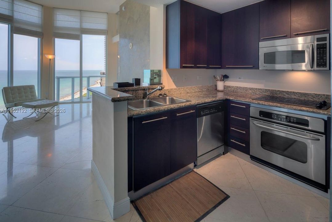 For Sale: $795,000 (1 beds, 1 baths, 667 Square Feet)