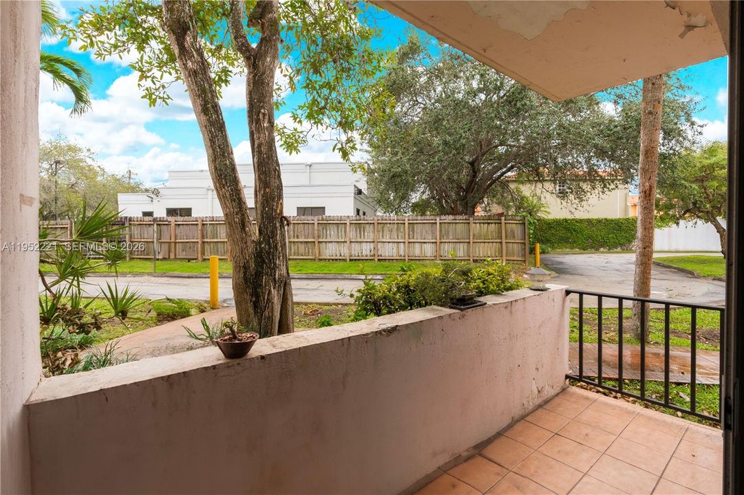 For Sale: $245,000 (1 beds, 1 baths, 875 Square Feet)