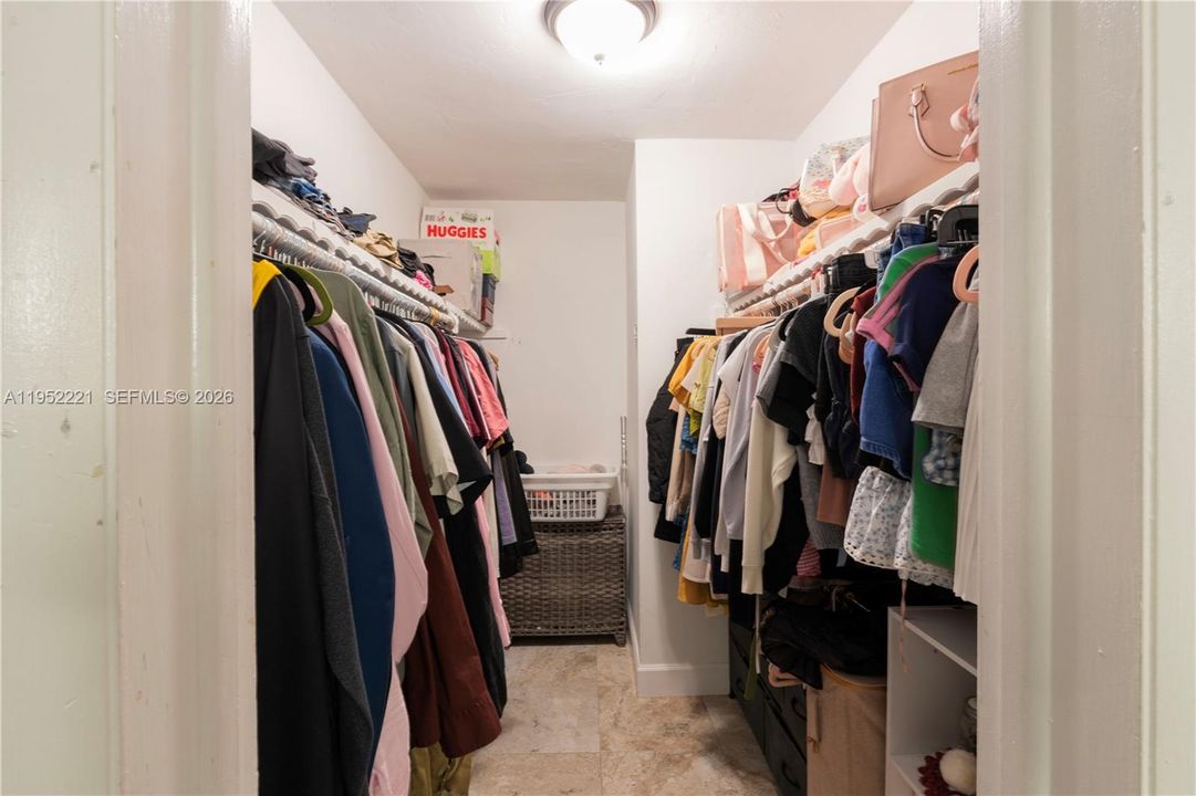 For Sale: $245,000 (1 beds, 1 baths, 875 Square Feet)
