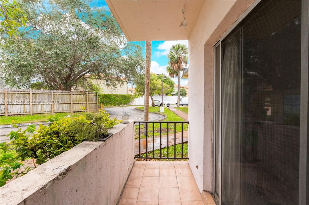For Sale: $245,000 (1 beds, 1 baths, 875 Square Feet)