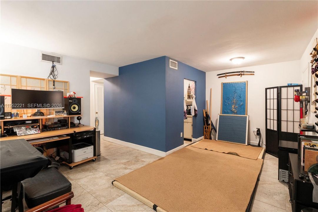 For Sale: $245,000 (1 beds, 1 baths, 875 Square Feet)