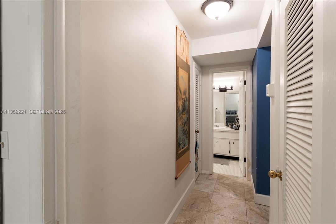 For Sale: $245,000 (1 beds, 1 baths, 875 Square Feet)