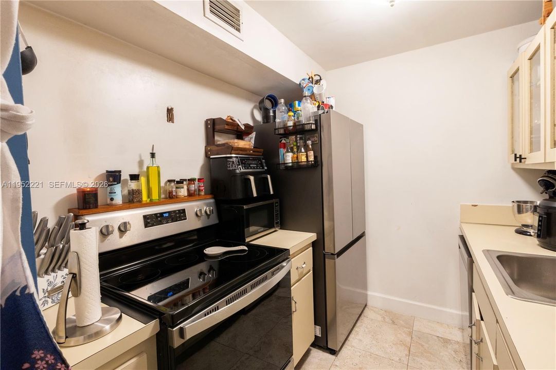For Sale: $245,000 (1 beds, 1 baths, 875 Square Feet)