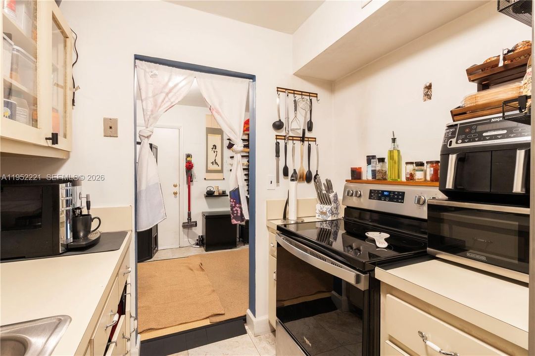 For Sale: $245,000 (1 beds, 1 baths, 875 Square Feet)