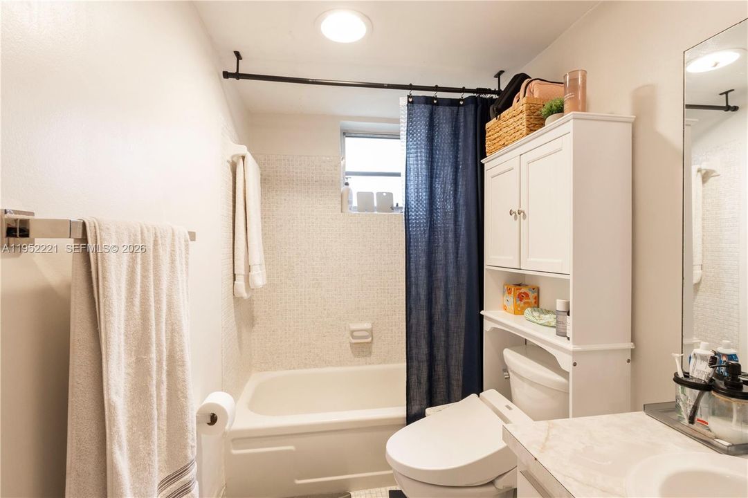 For Sale: $245,000 (1 beds, 1 baths, 875 Square Feet)