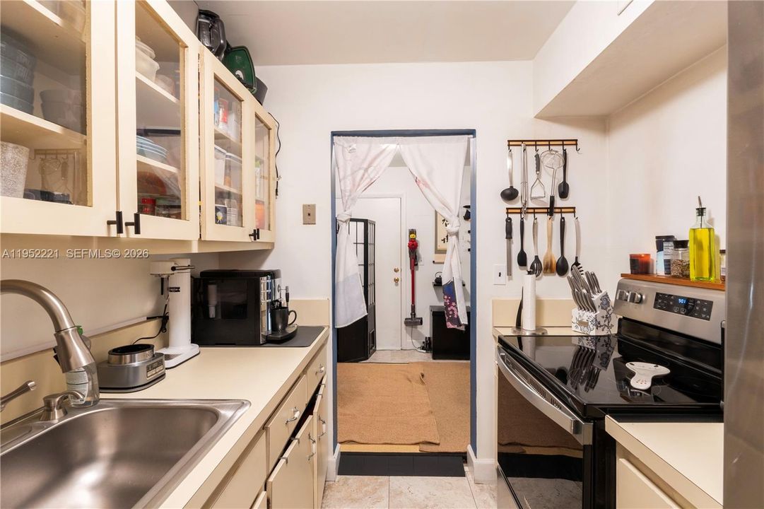 For Sale: $245,000 (1 beds, 1 baths, 875 Square Feet)