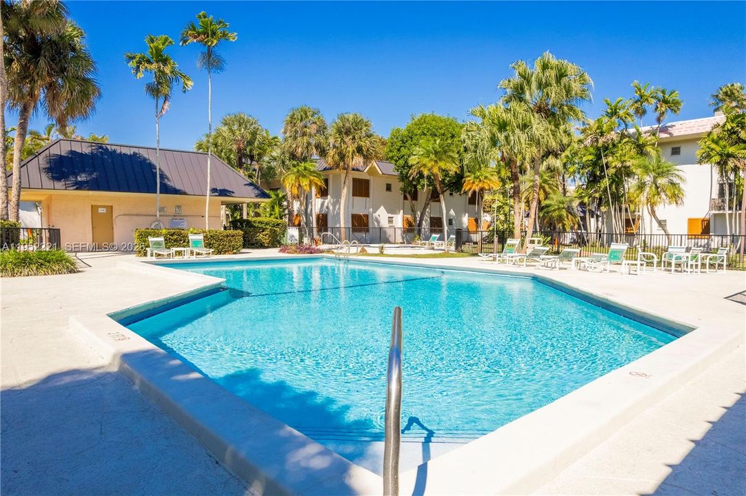 For Sale: $245,000 (1 beds, 1 baths, 875 Square Feet)