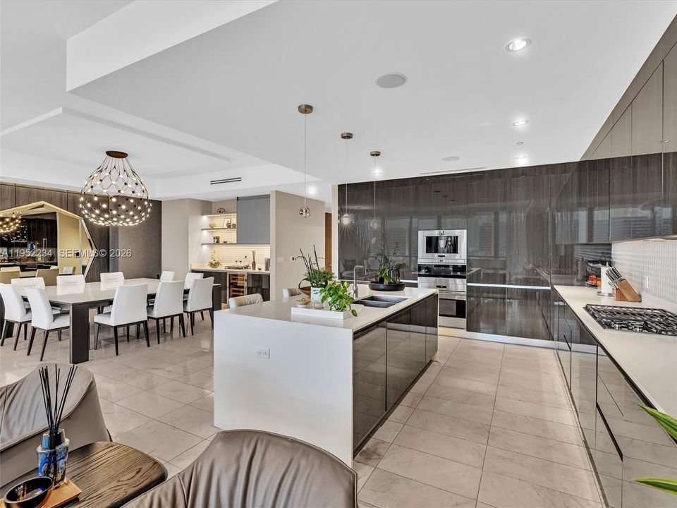 Activo con contrato: $3,200,000 (4 camas, 6 baños, 3801 Pies cuadrados)