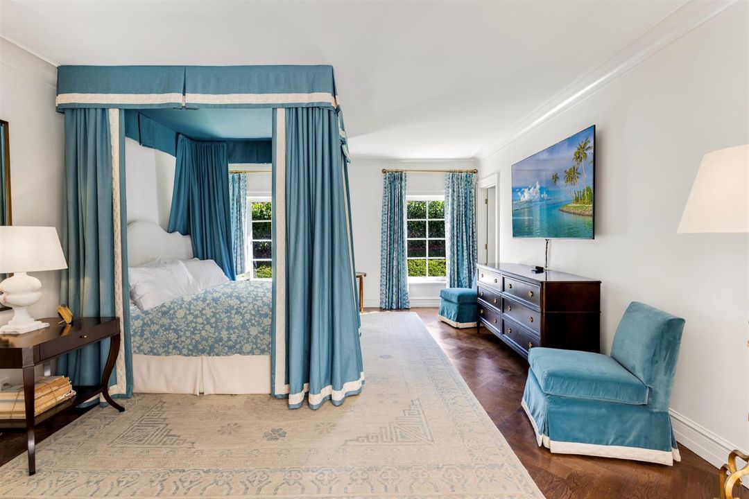 PRIMARY_BEDROOM_STRAIGHT