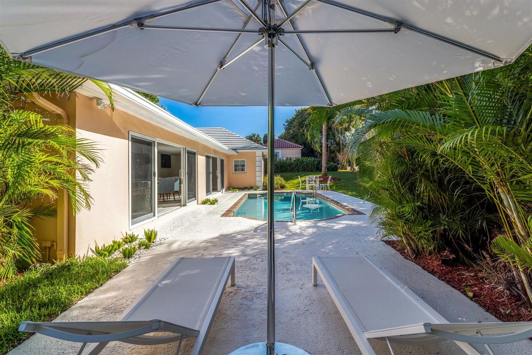 POOL_SEATING_STRAIGHT_EB