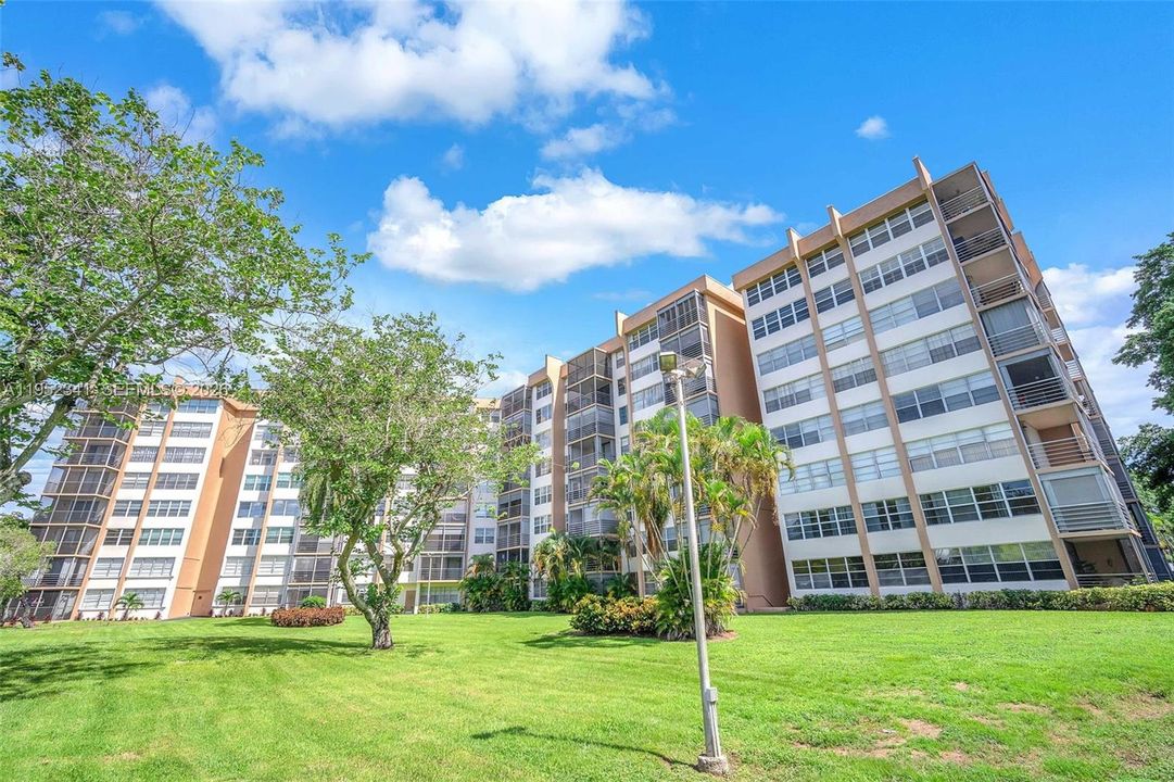 For Sale: $159,000 (2 beds, 2 baths, 1100 Square Feet)